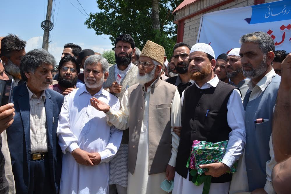 Geelani condemns Mehbooba’s ‘Pigeon and Cats’ statement